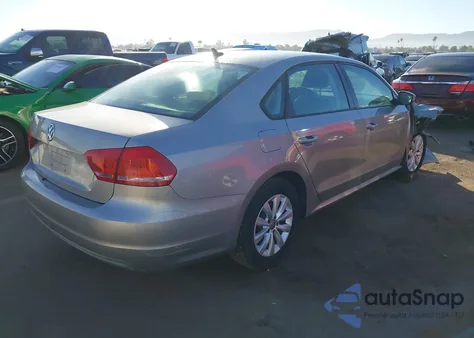 2013 Volkswagen Passat 2.5L Wolfsburg Edition z USA, uszkodzony, nr VIN 1VWAP7A33DC142135